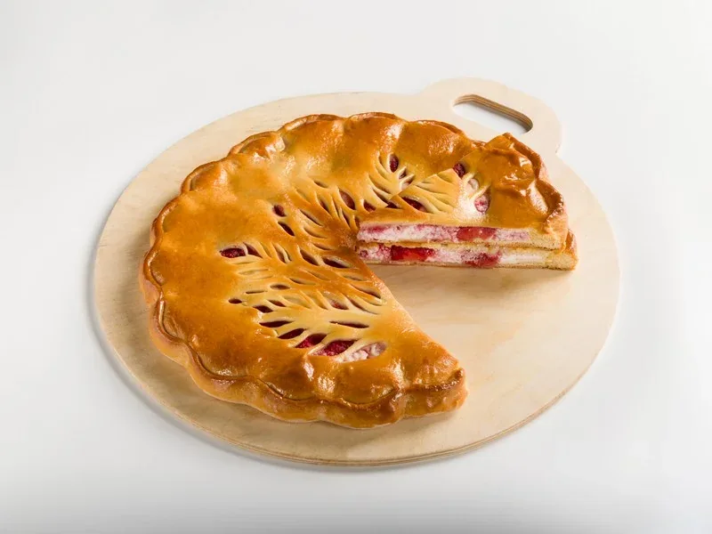 Пирог с творогом и клубникой, 1 кг
