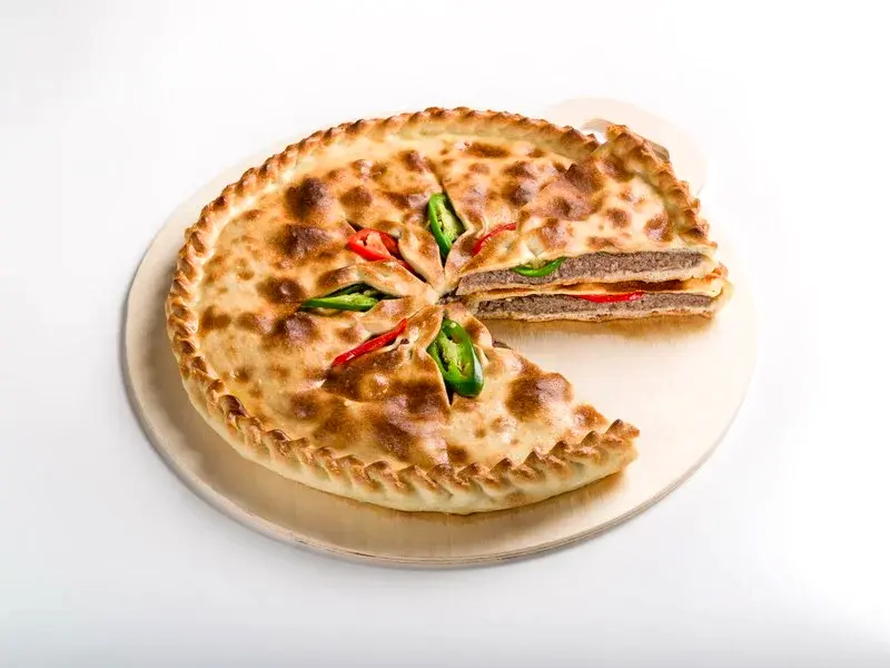 Пирог с мясом и перцем чили — разрез: мясная начинка в тонком тесте, 32 см