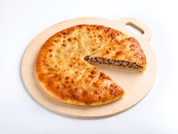 Пирог с бараниной — разрез: мясная начинка с луком, Ø 32 см