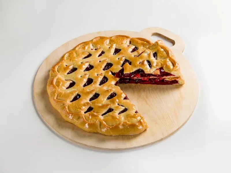 Пирог с малиной, клубникой и вишней, 1 кг